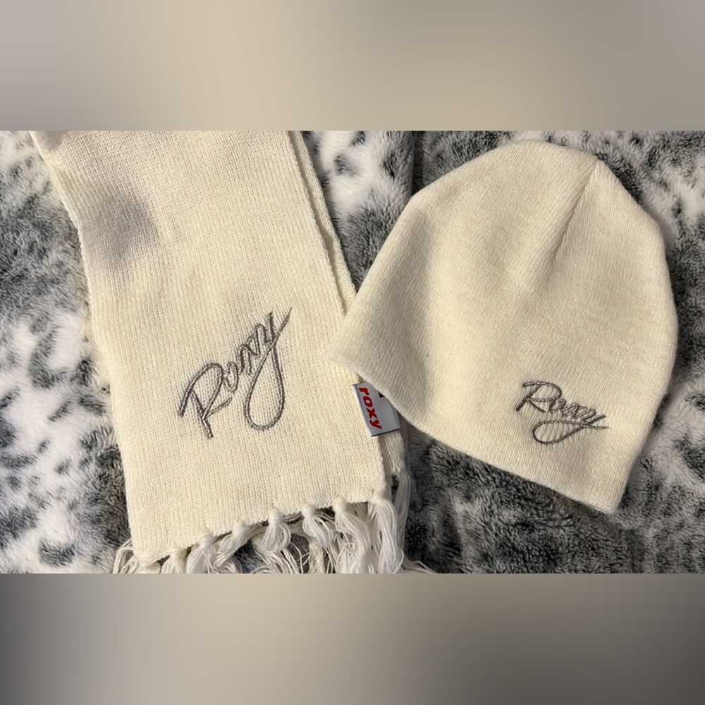 Roxy silver hat and scarf set